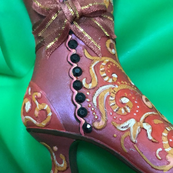 “Lady in Waiting” Heirloom Collectible Ornament Boot - Picture 7 of 15